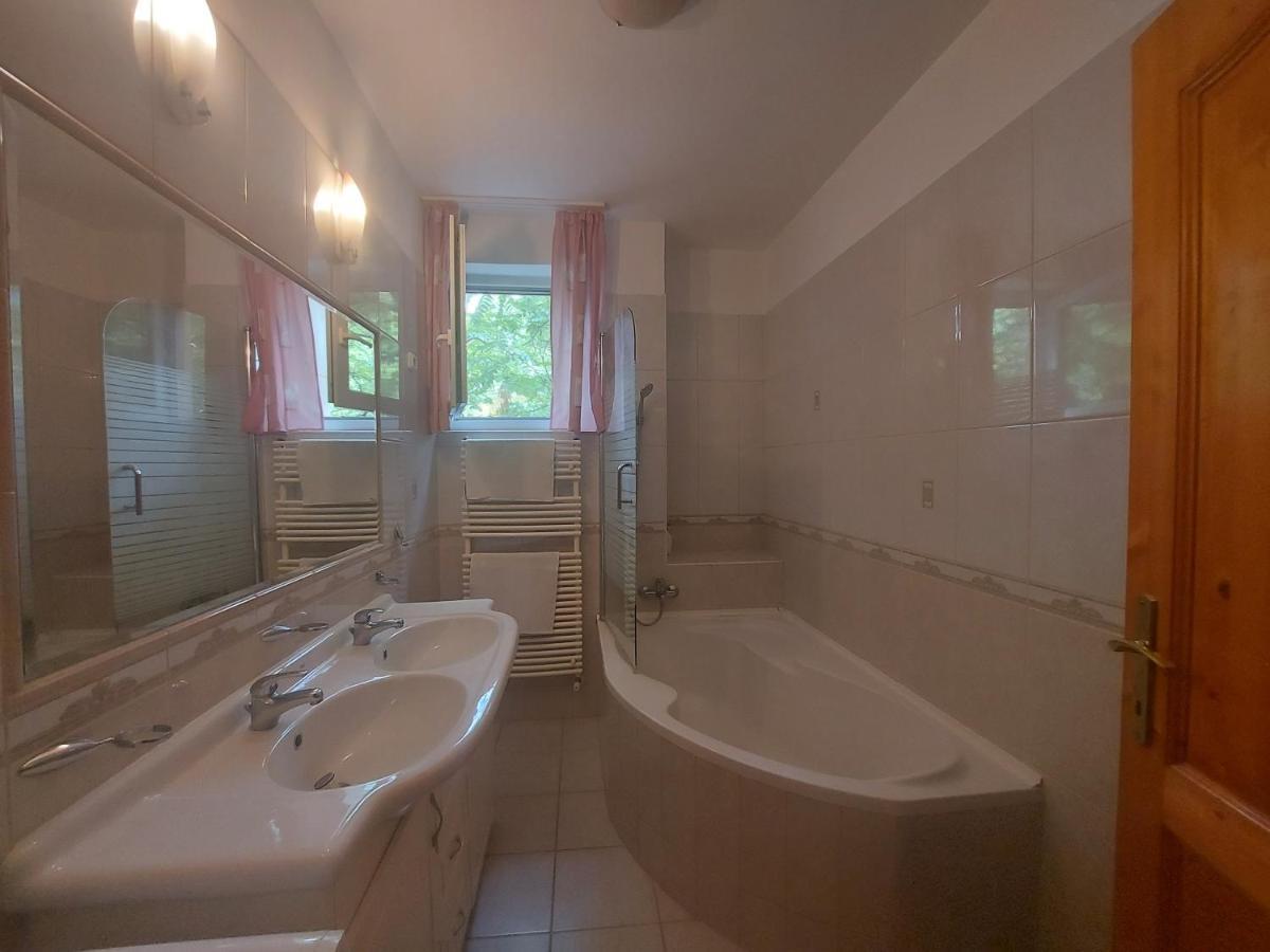 Lara Apartman Дебрецен Екстериор снимка